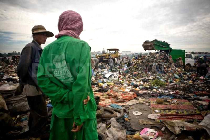 people-living-in-a-garbage-dump-in-cambodia_35376