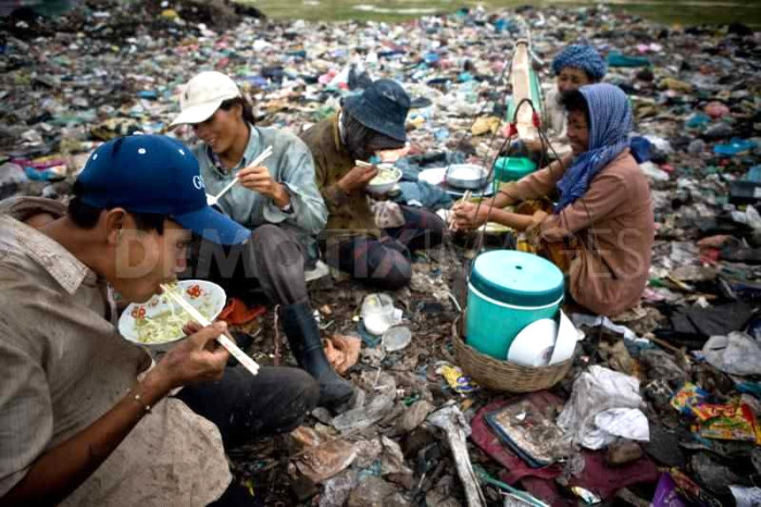 people-living-in-a-garbage-dump-in-cambodia_35387