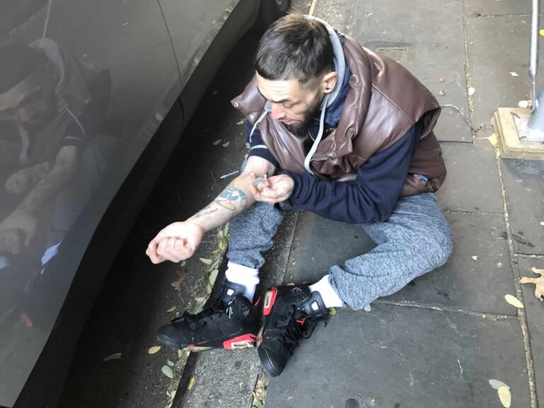 790: Talking to a guy injecting on the sidewalk