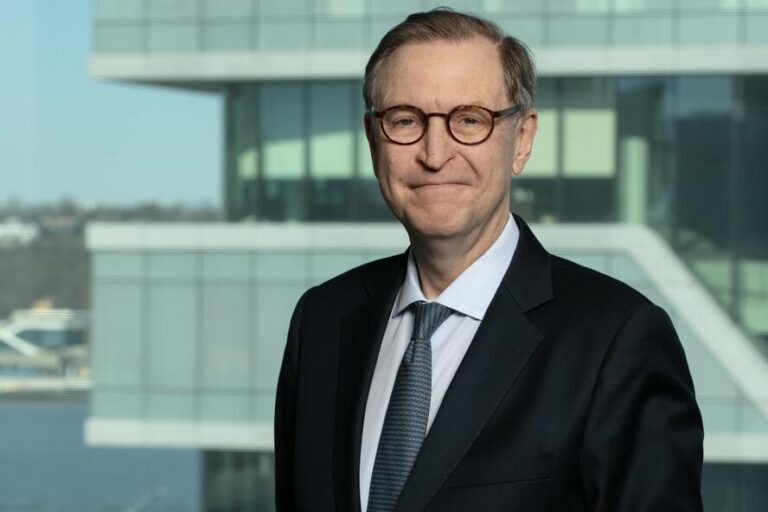 831: Glenn Hubbard: Dean of Columbia Business School on Adam Smith and Leadership