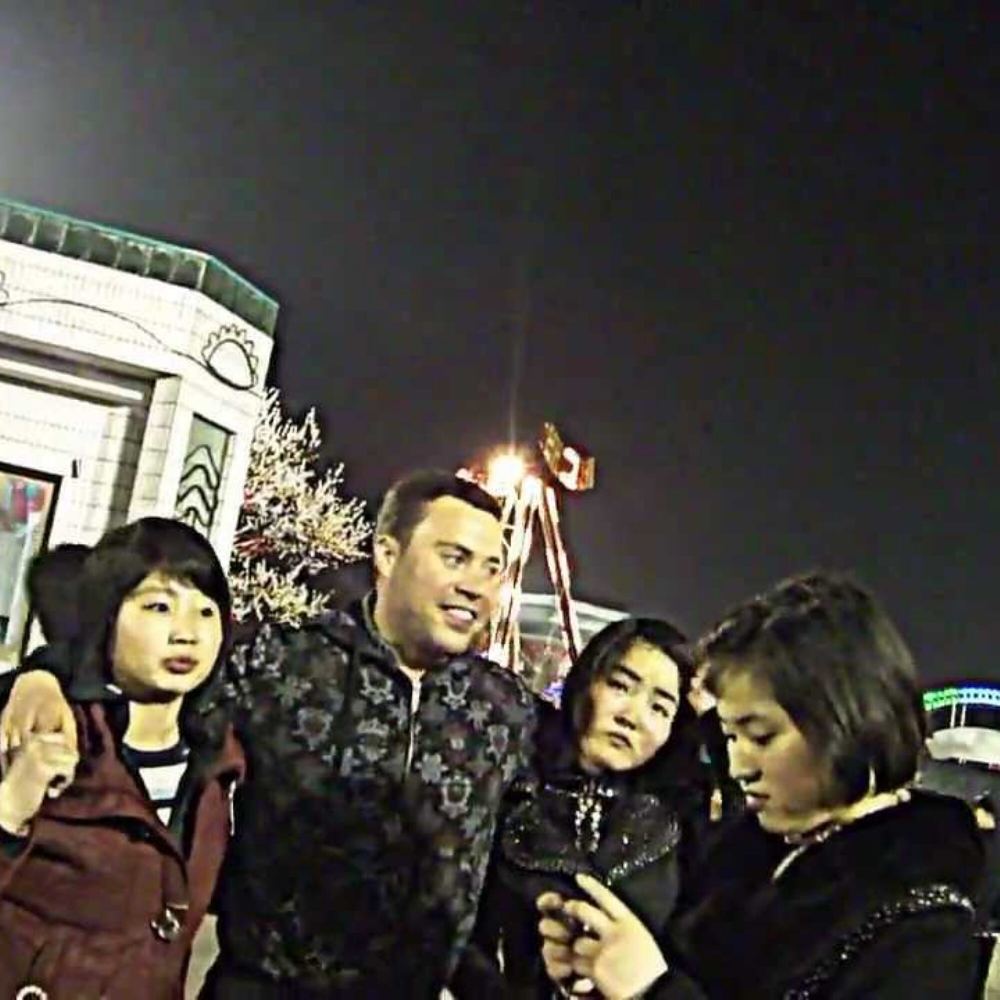 Video: An amusement park in Pyongyang, North Korea and some cute girls there