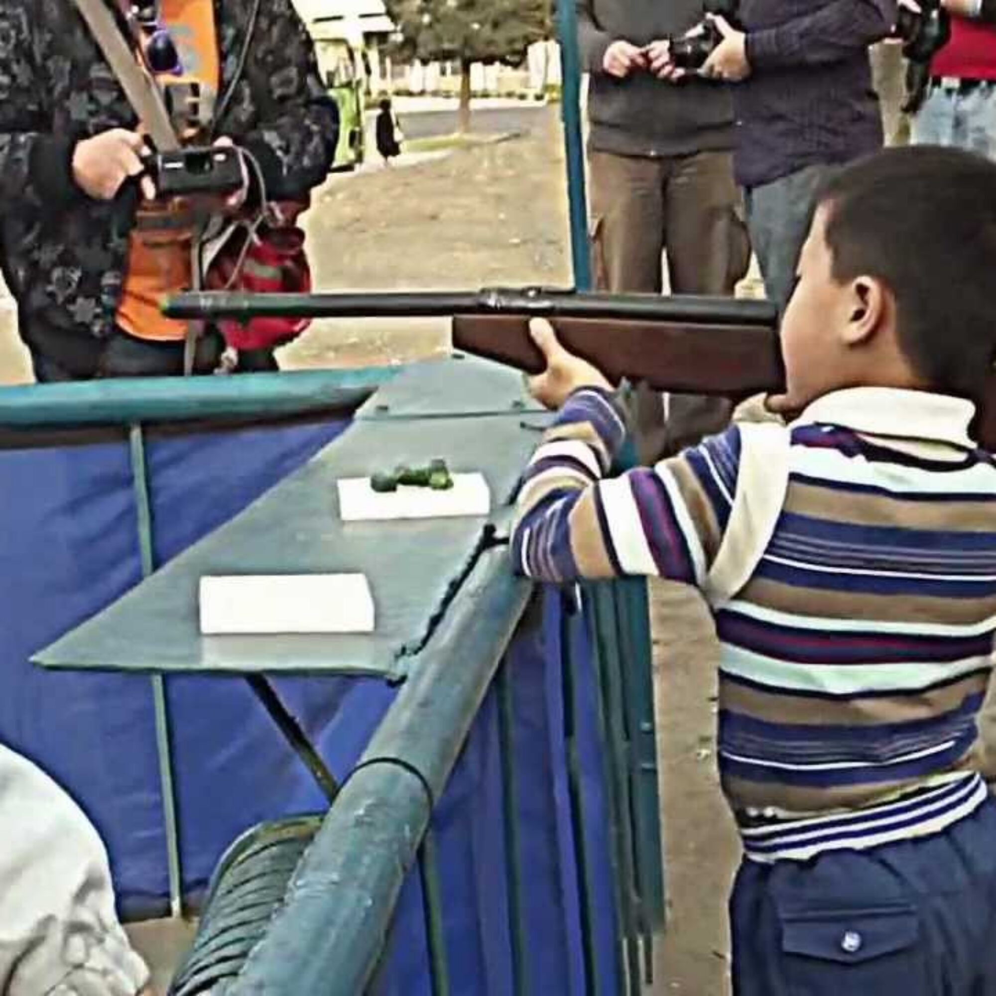 Video: Little boy and his mom with pop-gun by Arc of Triumph in Pyongyang, North Korea